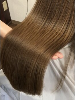 クマプラス(KUMA+)の写真/髪の内部から補修するので、ツヤ感たっぷり♪ダメージレベルに合わせて選べるトリートメントをご用意。