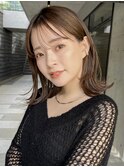 ミディアムレイヤーカットオリーブベージュウェットヘア外ハネ