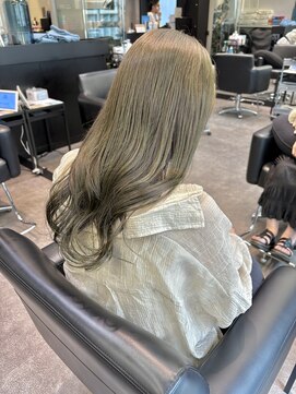 ケンジ ツルヤチョウ(KENJE tsuruyacho) オリーブベージュ/ロングヘア/巻き髪