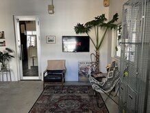 無機質な空間に、植物と小物が彩りを添える場所。