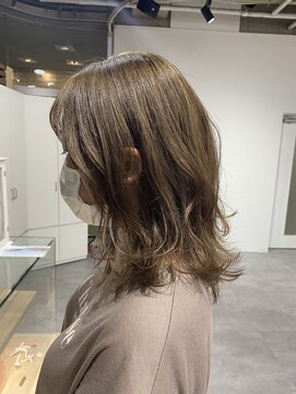 ジーニー 横浜(giinii) giinii_ミディアムウルフ_ミルクティーベージュ