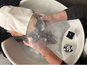 アルビス(arbis)の写真/【アジュバンスパ】頭皮の汚れや汗をスッキリ除去し、育毛促進！揉みほぐしで髪も心も癒します。