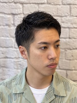 グレイスフルバーバー 新宿パークタワー店 新宿理容室でメンズ束感アップバング×ソフトテーパーフェード