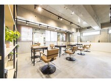 ラボヌールヘアーパルフェ 大宮西口店(La Bonheur hair parfait)の雰囲気（席と席の間があいておりますのでゆったりと過ごせます☆【大宮】）