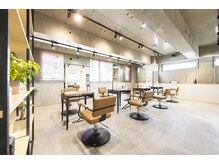 ラボヌールヘアーパルフェ 大宮西口店(La Bonheur hair parfait)の雰囲気（席と席の間があいておりますのでゆったりと過ごせます☆☆）