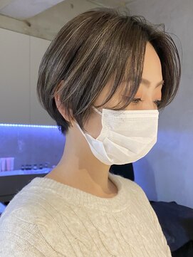 エリマ 調布(elima) ハンサムショートセンターパート 白髪ぼかしハイライト 前髪なし