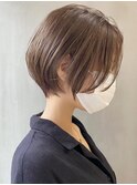 前髪なしショートボブミルクティーベージュカラー