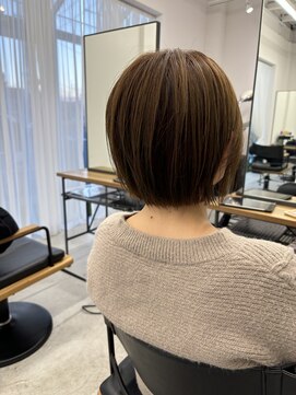 テラス トヨタ(Telasu Toyota) 外ハネ切りっぱなしボブとオリーブベージュ