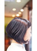 チャコールブラックにハイライトを入れた前下がりボブ
