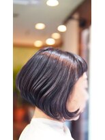 ネス(NESS) チャコールブラックにハイライトを入れた前下がりボブ