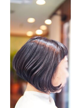 ネス(NESS) チャコールブラックにハイライトを入れた前下がりボブ