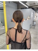 タイトポニーテールのフェミニンアレンジ