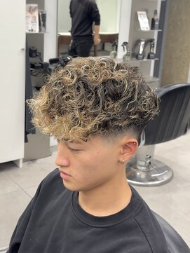 グルーマーズトウキョウ(GROOMER/S TOKYO) スペインカール　ハイライト　フェード　海外風　メンズパーマ