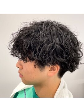 リアライズ(REALIZE) 緩め波巻きパーマ 刈り上げマッシュ