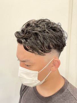 リバティシェアバーバー 銀座(LIBERTY SHARE BARBER) スキンフェードカット×強めワンカールパーマ☆サイドパート