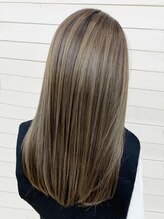 【バレイヤージュ】SNSでも話題♪根元から中間のランダムな筋感と毛先の明るさが特徴☆