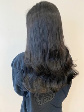 ロイ(Roi) 透ける暗髪_黒染めなし_就活ブラック_ブルーブラック_担当西村