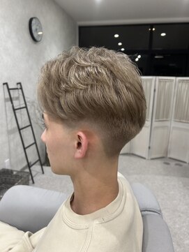 バーバーサンクチュアリ(Barber Sanctuary) 外国人風ブロンドｘテーパーフェード