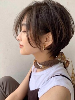 暗めカラーから明るいカラーまでツヤと透明感のあるカラーに仕上げます。肌なじみの良いカラーで顔色もUP♪