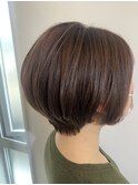 ピンクベージュ×耳かけショート