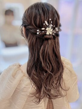 アトリエビューティーアミュ(atelier beauty AmU) ゆる巻き お呼ばれハーフアップスタイル アクセサリー付