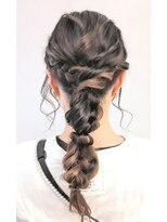 セブンフィズ(SEVEN fizz)&nbsp;サイド編み込み、前見も可愛い編みおろし