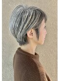 グレイヘアでも、おしゃれショート