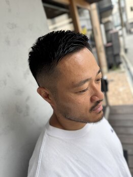 リムドット(rim.)の写真/【清潔感を重視】眉カット・髭デザインまで。男の品格を上げるフェード＆エッジの効いたスタイル。
