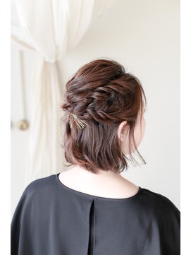 ホワイトルーム(White Room) ボブのツイストハーフアップ