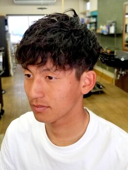 バーバークラシックス(BARBER classic's)の写真/【道後樋又/21時までOK】カラーにこだわり有☆髪質、状態に合わせてカラーを使い分ける施術が嬉しい◎ 