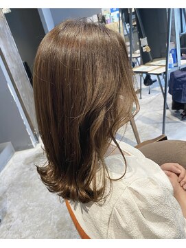 インス(ensue) ensue 外ハネくびれミディ 髪質改善カラー くすみベージュ◇中島