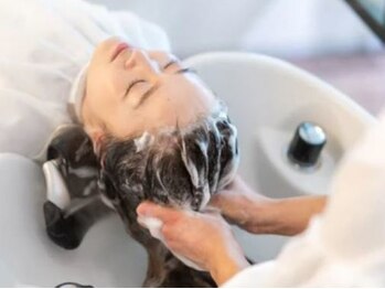ウフフ(ufufu)の写真/【秋吉】日頃の疲れをほぐしながらヘアケアも叶う◎頭皮環境を整えることで美しく健康な髪に♪