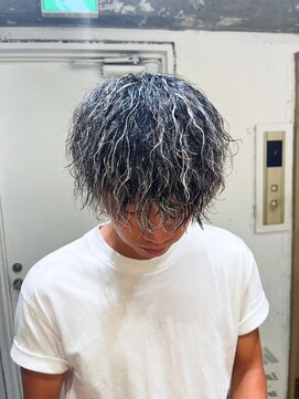 リコラックスビー(LICO LUXBE) シルバースパイキー_ハイライト波巻き束感ショート