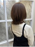 外はねミディ×やわらかブラウン