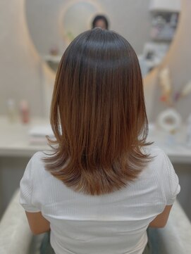 ふんわりと揺れる毛先。品よく動く髪質改善レイヤーカット