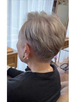 ラナ(LANA)の写真/白髪は無理に隠さず白髪染めも楽しむ時代へ◎ファッションカラーと変わらない艶感のある綺麗な仕上がりに!