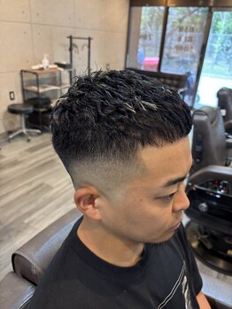 バーバーショップゾン(barber shop ZoN)の写真/￥4800でスキンフェードが叶う♪お顔そりで眉毛もきれいに整い、爽やかなスタイルが完成！