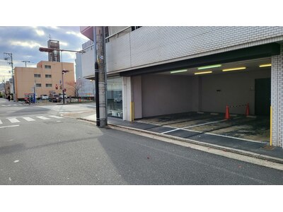 【駐車場はサロンの敷地内にあります】