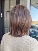 ナチュラルハイライトカラーの切りっぱなしボブ