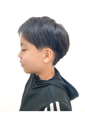 黄ぐまくん美容室 キッズ　ツーブロック　ショート