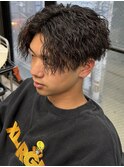 センターパート黒髪ツイストスパイラルパーマ刈り上げ眉毛
