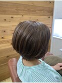 明るめベージュカラーとショートボブ