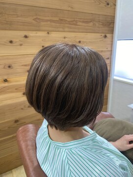 リーク(LEEK) 明るめベージュカラーとショートボブ