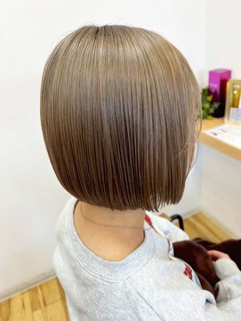 モーラ 鳳店(MOLLA) ミルクティーベージュ艶ボブ