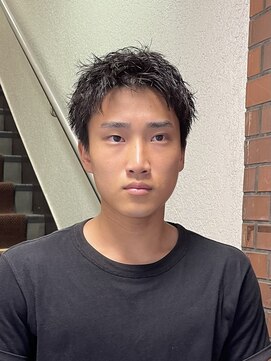 濡れ感のあるピンパーマスタイル。