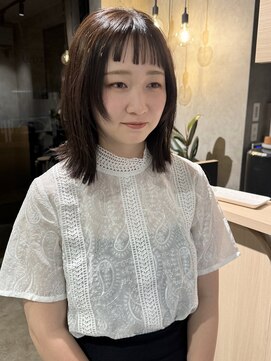 クス(KUsU) ミディアムレイヤー/ベージュ/オン眉