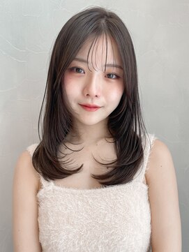 アグノス 青山(Agnos) 大人ガーリーダークアッシュミディアムレイヤーカット 小顔