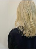 ブリーチホワイトブロンドウェーブミディアムレイヤーカット