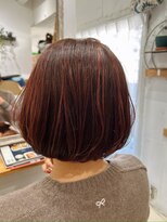 コンフィープラス(comfy plus)&nbsp;ピンクレッドカラーで色味強めの艶々ボブ／顔まわりレイヤー