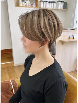 コムヘアー(COM HAIR) くせ毛ショート。オリーブベージュ。